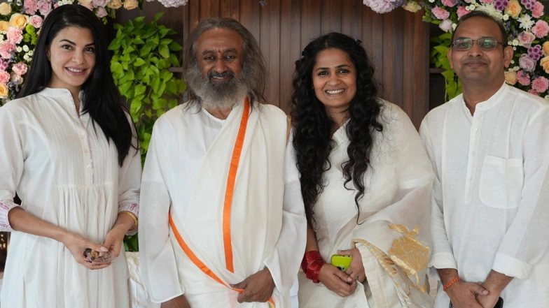 Jacqueline Fernandez Meets Sri Sri Ravi Shankar! Actress Shares Pics With Spiritual Leader on Insta
