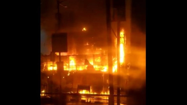 Kolkata Fire: Blaze Erupts at Five-Storey Building in Bangur Area (Watch Video)