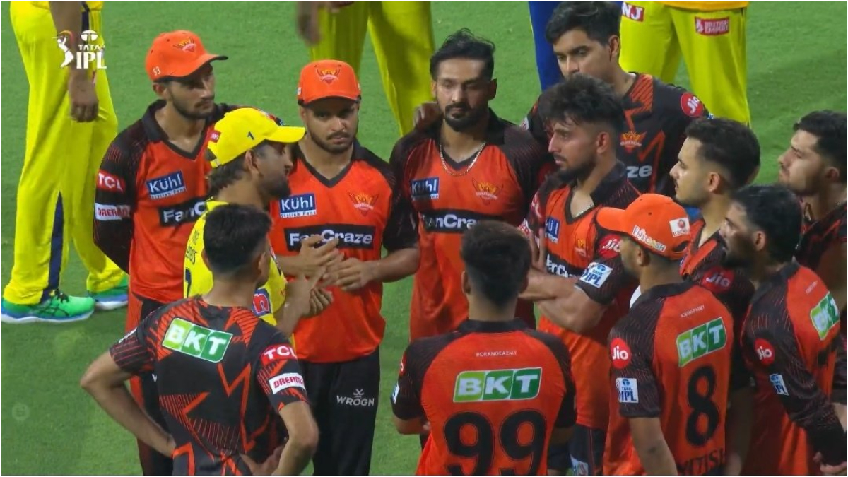 MS Dhoni Interacts With Sunrisers Hyderabad Players After CSK vs SRH IPL 2023 Match, Pictures Go Viral! | 🏏 LatestLY