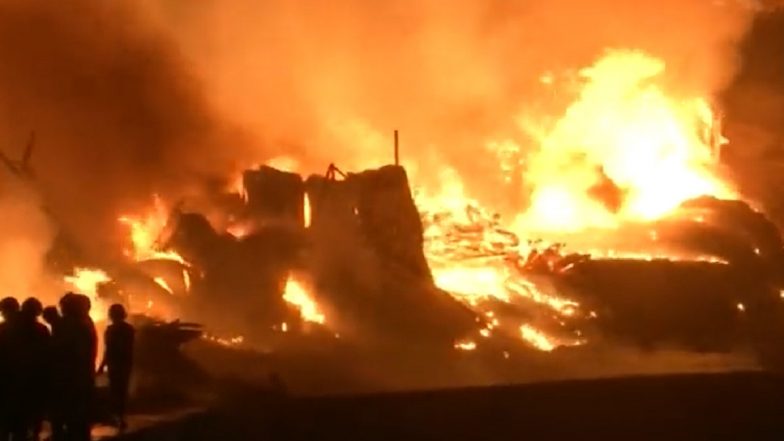 Mumbai Fire: Massive Blaze Erupts at Scrap Compound in Mankhurd Area, Fire Tenders Present at Spot (Watch Video)