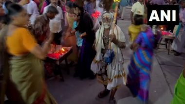 Chithirai Festival 2023: 94-Year-Old Man Natarajan Uses Peacock Feathers to Fan Devotees Coming to the Annual Festival in Madurai (Watch Video)