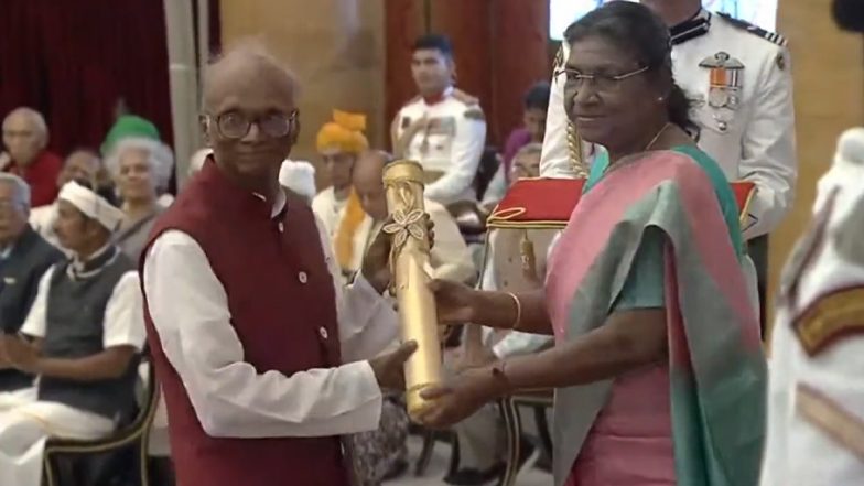 Padma Awards 2023: President Droupadi Murmu Presents Padma Bhushan Award to Professor Deepak Dhar, Winner of Boltzmann Medal (Watch Video)