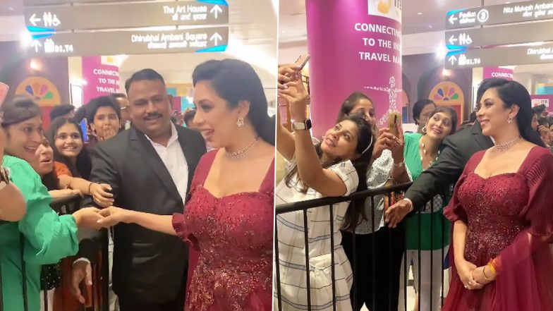 Anupamaa's Rupali Ganguly Wins Hearts As She Obliges Her Fans With Selfies at Filmfare Awards 2023 (Watch Video)