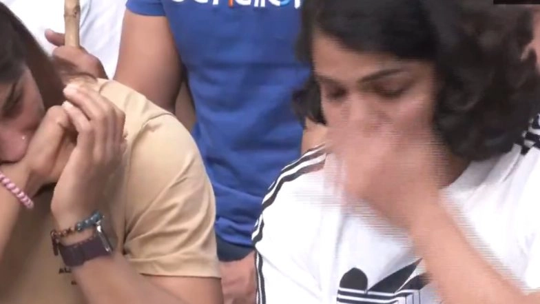 Sakshi Malik Breaks Down As Wrestlers Protest at Jantar Mantar After No FIR Against WFI President Brij Bhushan Sharan Singh (Watch Video)