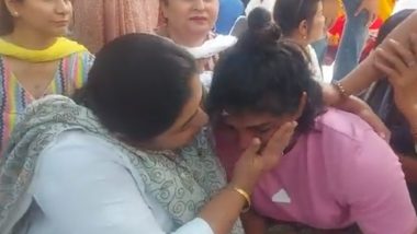 Sakshi Malik Consoled by All India Mahila Congress Chief Netta D'Souza As Party Extends Support to Wrestlers Protesting Against WFI Chief (Watch Video)