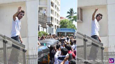 Eid 2023: Shah Rukh Khan Waves at Fans Gathered Outside Mannat Bungalow on the Auspicious Occasion (View Pics & Video)