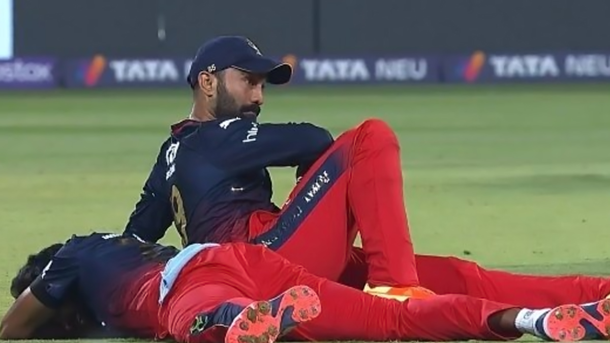 Dinesh Karthik, Mohammed Siraj Suffer Nasty Collision During RCB vs MI IPL 2023 Match (Watch Video) 🏏 LatestLY