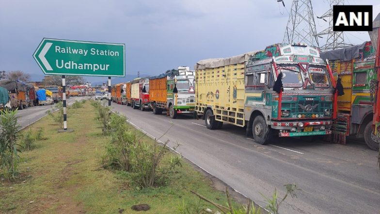Jammu-Srinagar National Highway Closed After Landslide in Ramban, Over 300 Vehicles Stranded (Watch Video)