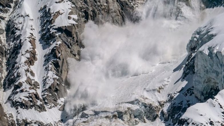 Avalanche Hits Sikkim's Nathula; Six Tourists Dead, Several Feared Trapped Beneath Mountain of Snow (Watch Video)