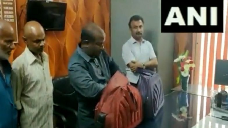 Bengaluru Police Recover Whopping Rs 1 Crore From Autorickshaw Ahead of Karnataka Assembly Elections 2023, Probe Underway (Watch Video)