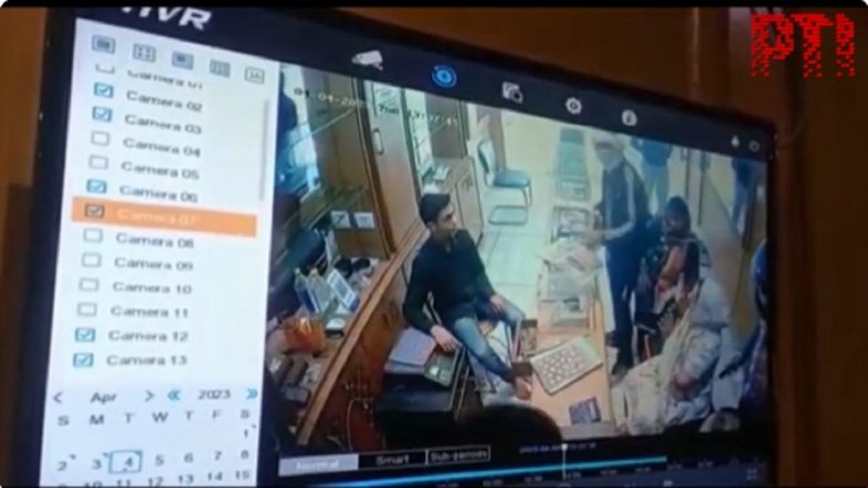 Robbery Caught on Camera in Delhi: Masked Men Rob Jewellery Shop in Nangloi, CCTV Video Goes Viral