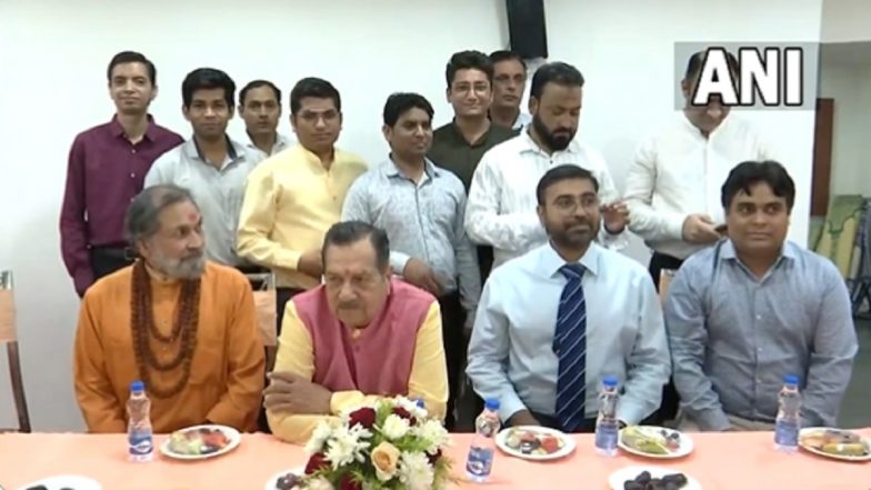 Ramadan 2023: RSS Leader Indresh Kumar Attends 'Iftar' Party At India Islamic Cultural Centre (Watch Video)