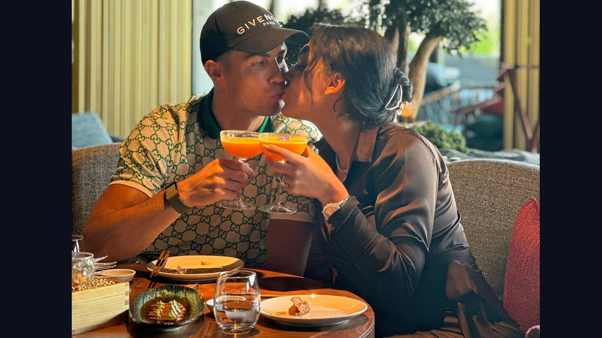 Cristiano Ronaldo Kisses Girlfriend Georgina Rodriguez, Shares Romantic  Photo To Shut Down Break-Up Rumours! | ⚽ LatestLY