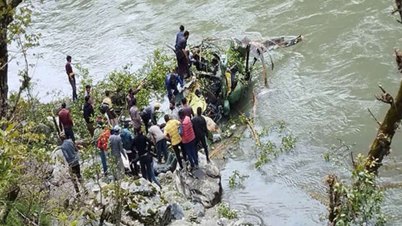 Indian Army Aviation ALH Dhruv Helicopter Makes Emergency Landing in Jammu and Kashmir’s Kishtwar, Three Including Two Pilots Injured (Watch Video)