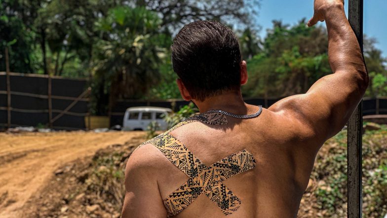 Injured Salman Khan Flaunts His Bandage in His Latest Shirtless Pic With a 'Tiger Zakhmi Hai' Caption!