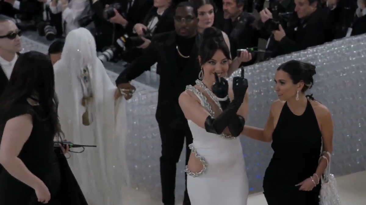 Met Gala 2023: Aubrey Plaza Flips Off Cameras on Red Carpet and