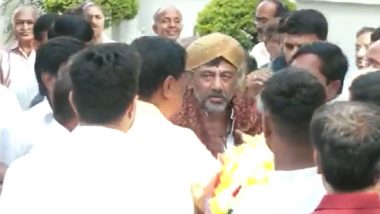 DK Shivakumar Birthday Celebration Video: Supporters of Karnataka Congress President Greet Him Outside His Residence in Bengaluru
