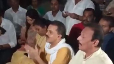Hanuman Chalisa by Congress Video: Bhai Jagtap, Sanjay Nirupam, Other Congress Workers Recite Hanuman Chalisa At Mumbai Temple After Party's Thumping Victory in Karnataka Assembly Election 2023