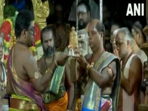 Chithirai 2023: Pattabishekam for Goddess Meenakshi Amman Performed on 8th Day of Festival in Madurai (Watch Video) | LatestLY