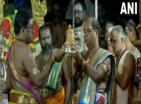 Chithirai 2023: Pattabishekam for Goddess Meenakshi Amman Performed on 8th Day of Festival in Madurai (Watch Video)
