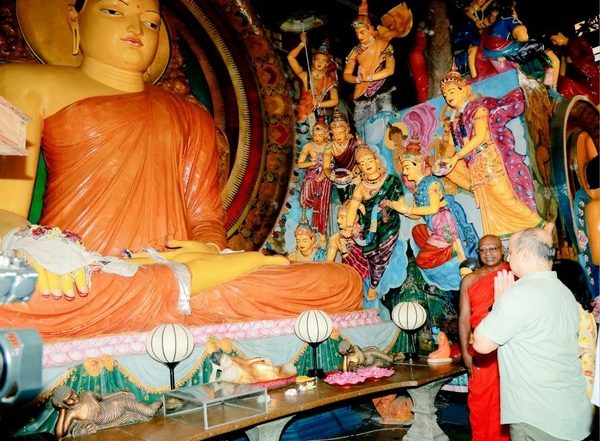 World News | IAF Chief VR Chaudhari Visits Gangaramaya Temple in Colombo