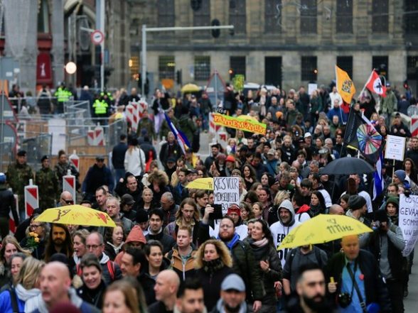 May Day Protests in France: More Than 100 Policemen Injured in Labour Day Clashes in Paris Over Pension Law Changes (Watch Video) - Vimarsana News