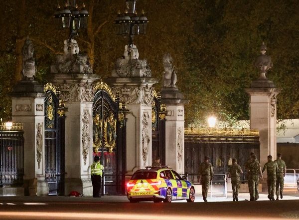 World News | Man Arrested After Suspected Shotgun Cartridges Thrown into Buckingham Palace Grounds