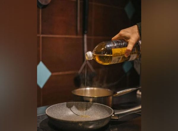Edible Oil Price Cut: Mother Dairy Slashes Rates of Dhara Cooking Oil by Rs 15–20; Check New Rates