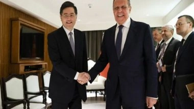 World News | Russian Foreign Minister Lavrov Meets Chinese Counterpart Qin Gang on Sidelines of SCO Meeting in Goa