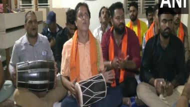 Bajrang Dal, VHP Activists Recite 'Hanuman Chalisa' in Bengaluru Amid Row Over Congress' Promise To Ban Bajrang Dal in Manifesto for Karnataka Assembly Elections 2023