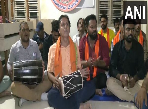 Bajrang Dal, VHP Activists Recite 'Hanuman Chalisa' in Bengaluru Amid Row Over Congress' Promise To Ban Bajrang Dal in Manifesto for Karnataka Assembly Elections 2023