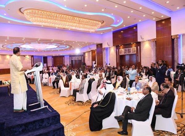 World News | Muraleedharan Interacts with Indian Community in Bahrain, Lauds Them for Cementing India-Bahrain Bonds