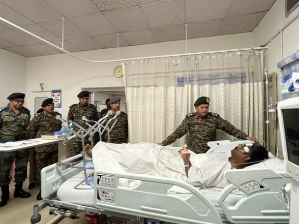 India News | J-K: Northern Army Commander Visits Udhampur Hospital, Interacts with Pilots Injured in Chopper Crash - Vimarsana News