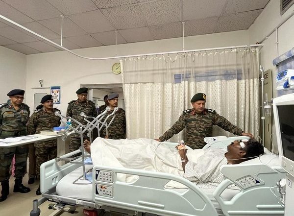 India News | J-K: Northern Army Commander Visits Udhampur Hospital, Interacts with Pilots Injured in Chopper Crash