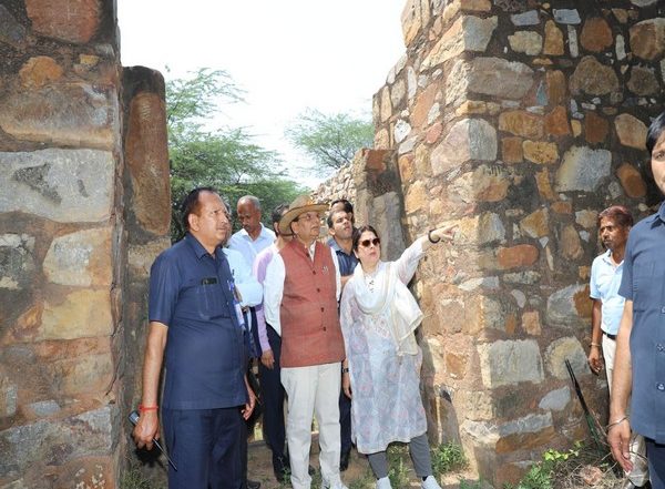 India News | Delhi LG Visits Mehrauli Archeological Park, Instructs Officials to Work on Time-bound Restoration Around Site