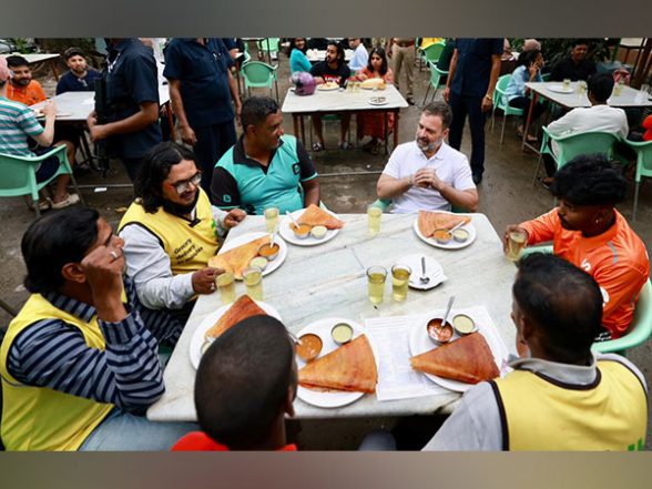 India News | Karnataka Polls: Rahul Gandhi Relishes Masala Dosa with Gig Workers of App-based Delivery Services in Bengaluru - Vimarsana News