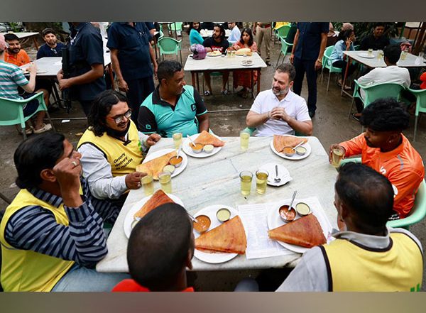 India News | Karnataka Polls: Rahul Gandhi Relishes Masala Dosa with Gig Workers of App-based Delivery Services in Bengaluru