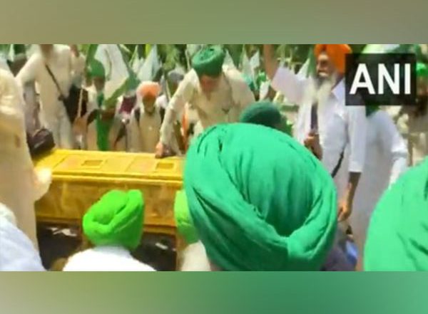 Wrestlers' Protest: Farmers Break Through Delhi Police Barricades to Join Protesting Wrestlers at Jantar Mantar (Watch Video)