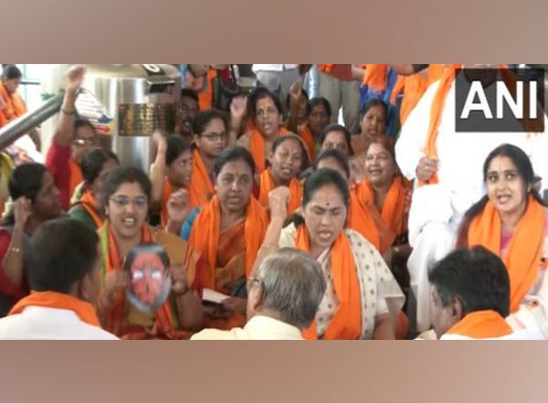 Karnataka Assembly Elections 2023: CM Basavaraj Bommai Recites Hanuman Chalisa, Union Minister Shobha Karandlaje Chants ‘Jai Shri Ram’ After Congress Promise To Ban Bajrang Dal in the State (Watch Videos)