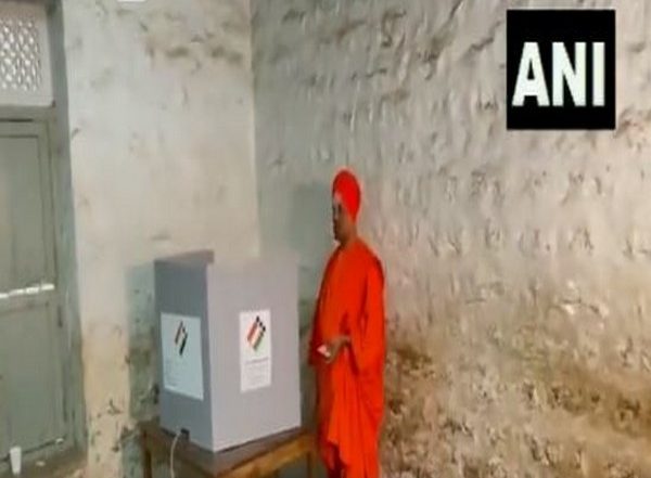 India News | Karnataka Assembly Polls: Siddalinga Swami of Siddaganga Mutt Casts Vote in Tumakuru