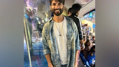 Entertainment News | Shahid Kapoor Brings Shades of Blue to Wankhede During MI Vs RCB