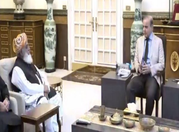 Pakistan PM Shehbaz Sharif Meets JUI-F Party Chief Maulana Fazlur Rehman, Discusses Supreme Court Order on Imran Khan’s Arrest