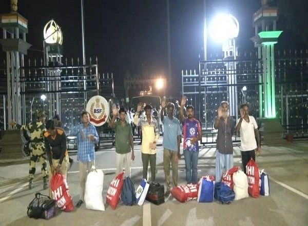 Pakistan Frees 198 Indian Fishermen From Jail at Attari-Wagah Border (Watch Video)