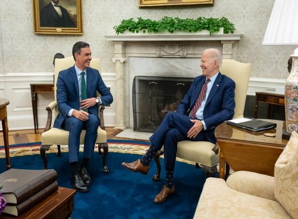World News | US President Biden Meets Spanish Prime Minister Pedro Sanchez, Reaffirms Close Ties