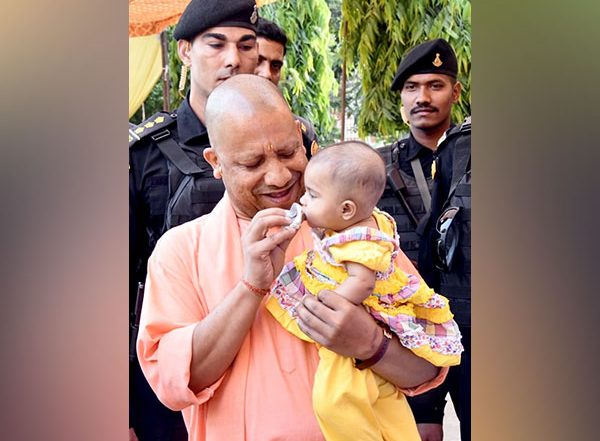 Heart-Touching! UP CM Yogi Adityanath Performs 'Annaprashan' Ritual for Daughter of Divyang Sweeper in Gorakhpur (View Pic)