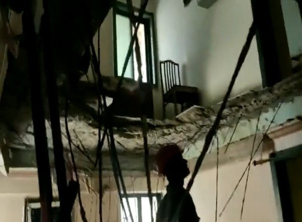 Thane: Five Injured After Slab of Building Falls on Them in Naupada (Watch Video)