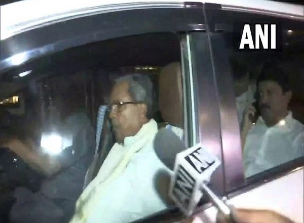 India News | Karnataka CM Suspense: Siddaramaiah Remains Tightlipped After Meeting AICC Leadership in Delhi