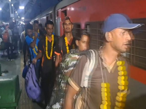 Gujarat: 200 Indian Fishermen Reach Vadodara by Special Train After Release From Pakistan Jail - Vimarsana News