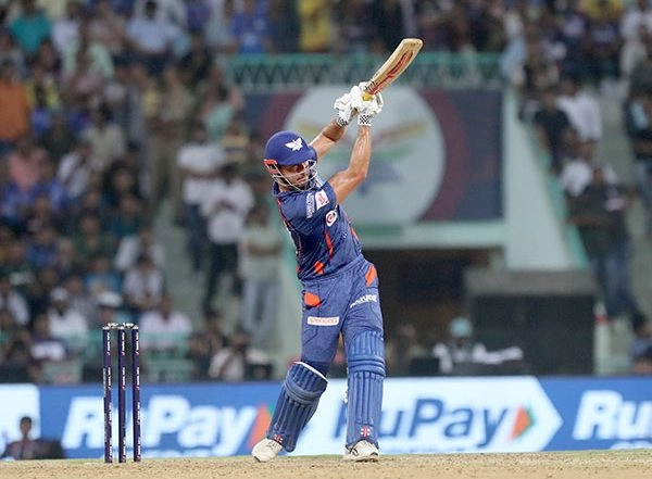 Sports News | Lucknow Super Giants Score 177/3 Against Mumbai Indians, Stonis Shines with 89 Runs