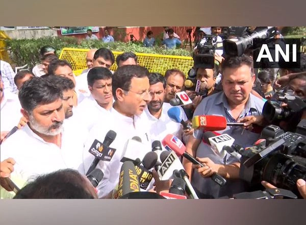 Karnataka CM Decision: New Chief Minister To Be Announced Today or Tomorrow, Will Have New Cabinet in Next 48-72 Hours, Says Congress Leader Randeep Surjewala